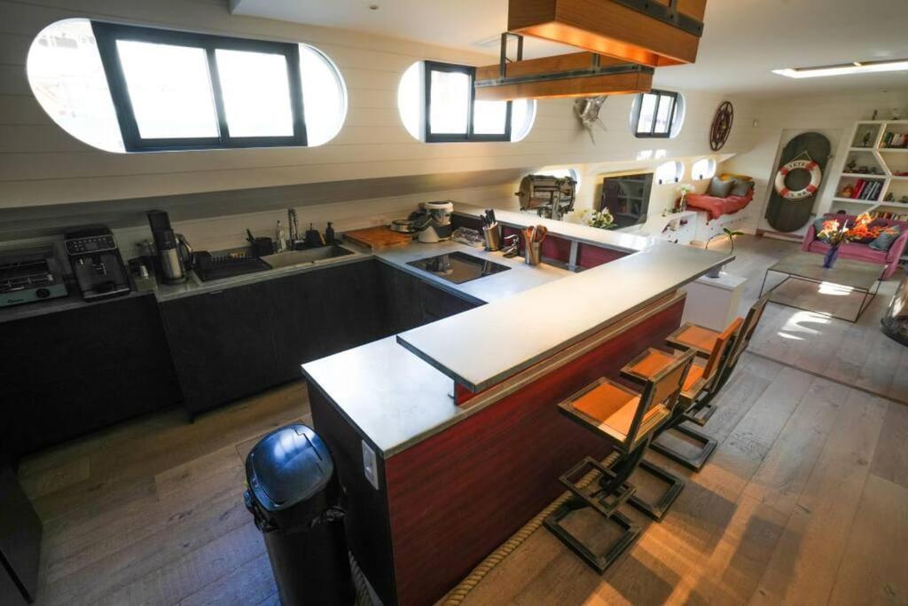Riverside Barge At Issy 92130 Botel Paris
